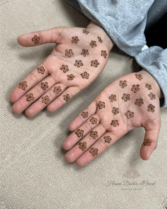 25 Mesmerizing Henna Designs : Delicate Daisy Pattern