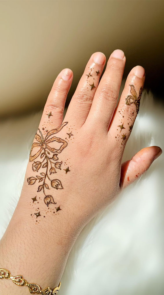 25 Mesmerizing Henna Designs : Bow & Flower